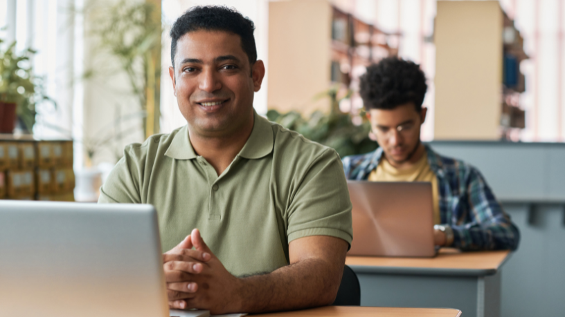 Ao abordar a EJA profissionalizante, Sérgio Bento De Araújo analisa caminhos para unir ensino fundamental, inovação tecnológica e qualificação voltada à inserção profissional.