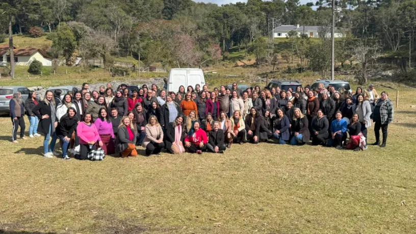 A linguagem inclusiva na comunicação escolar contribui para ambientes mais respeitosos e acolhedores, como explica Sigma Educação e Tecnologia Ltda.