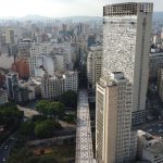 Vista aérea de uma extensa área urbana da região metropolitana de São Paulo.
