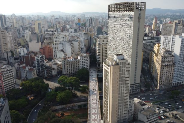 Vista aérea de uma extensa área urbana da região metropolitana de São Paulo.