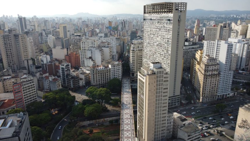 Vista aérea de uma extensa área urbana da região metropolitana de São Paulo.
