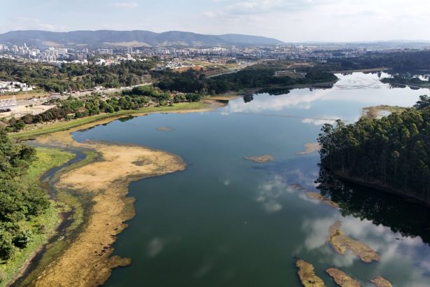 Vista aérea do reservatório de Jundiaí, cercado por áreas verdes e pela paisagem urbana.