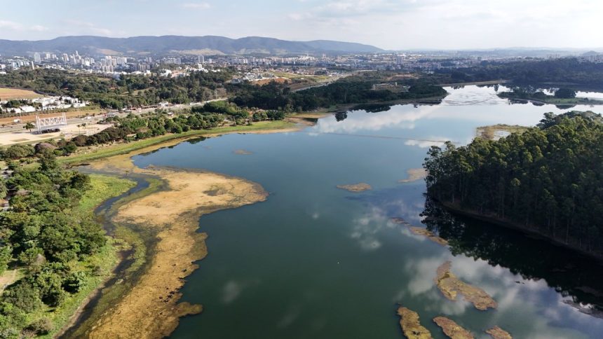 Vista aérea do reservatório de Jundiaí, cercado por áreas verdes e pela paisagem urbana.